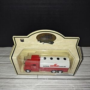 Lledo Days-Gone Chevron 1937 Six Wheel Refined Oil Truck Die Cast Collectible